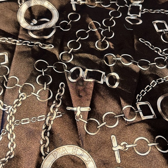 Triangular Scarf - Picture 3 of 3